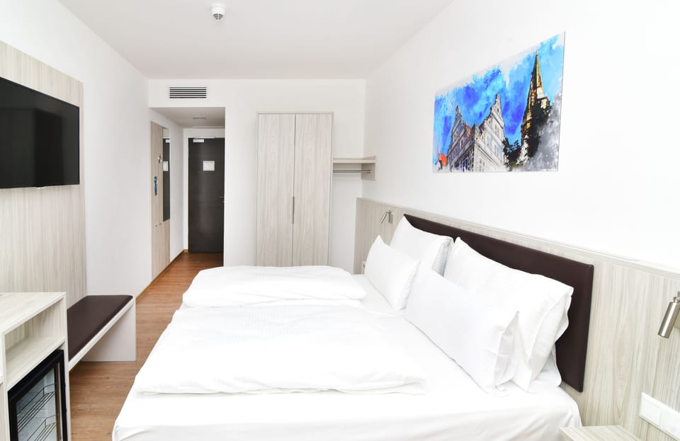 Premium Double Room | Hypo-allergenic bedding, in-room safe, desk, soundproofing