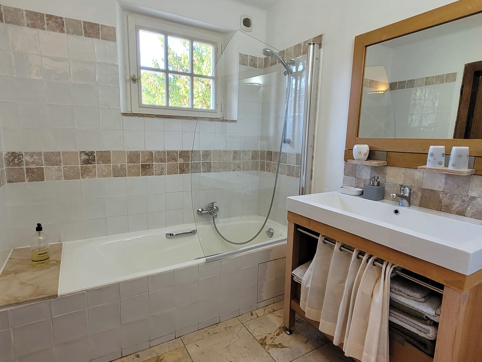 Comfort Double Room, Private Bathroom, Pool View | Bathroom