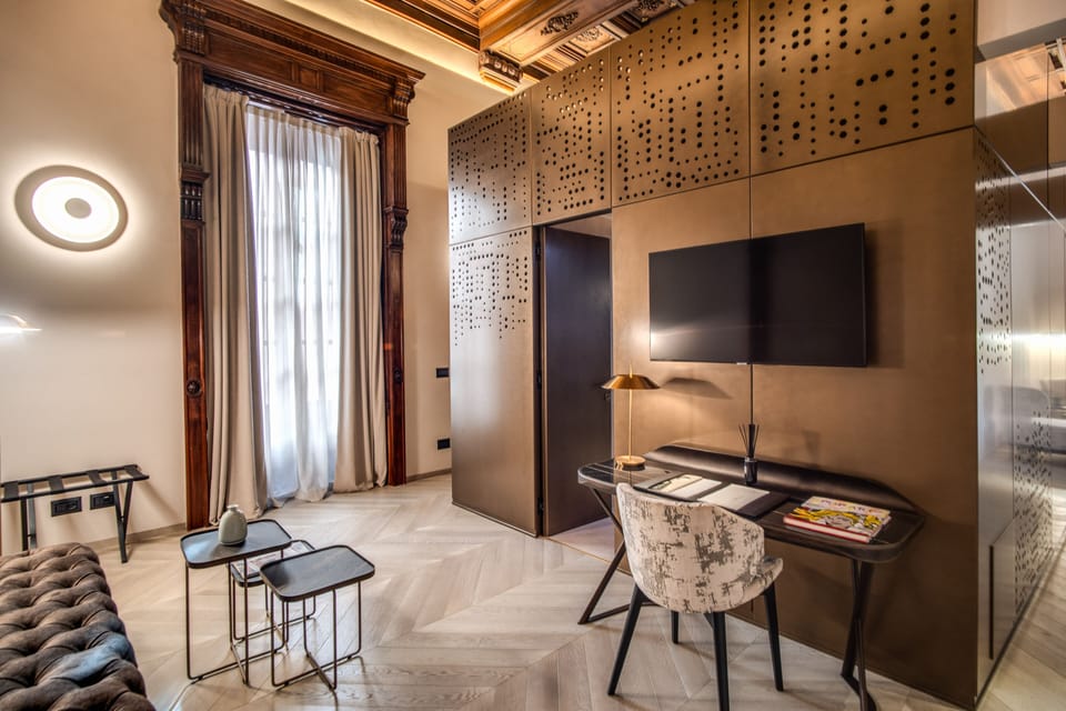 Presidential Spa Suite | Living area | 40-inch LCD TV with digital channels, TV, tablet