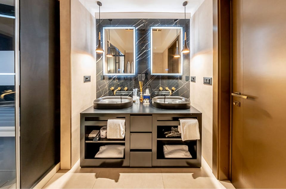 Junior Spa Suite | Bathroom | Designer toiletries, hair dryer, bathrobes, slippers