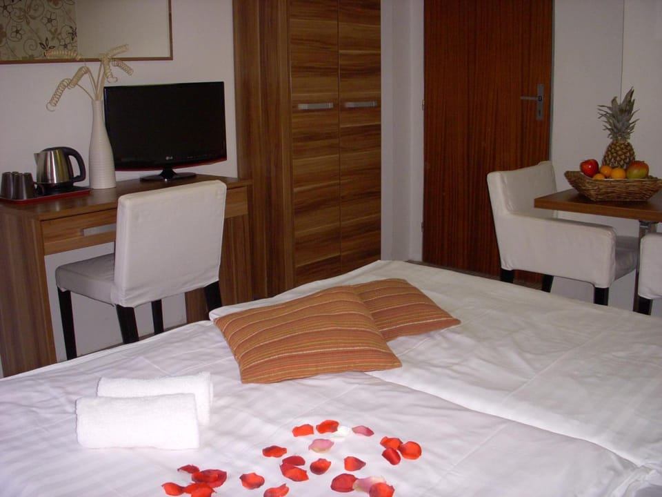 Desk, free cribs/infant beds, free WiFi, bed sheets
