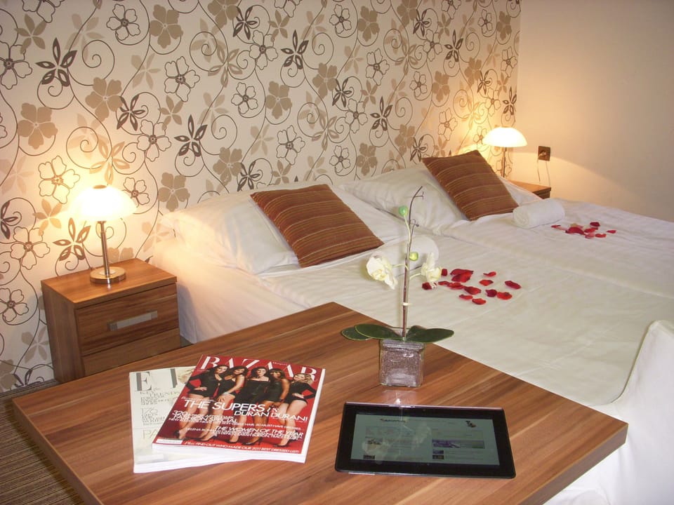 Deluxe Double or Twin Room | Desk, free cribs/infant beds, free WiFi, bed sheets