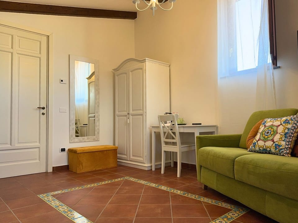 Deluxe Double Room | Desk, WiFi (free), bed sheets