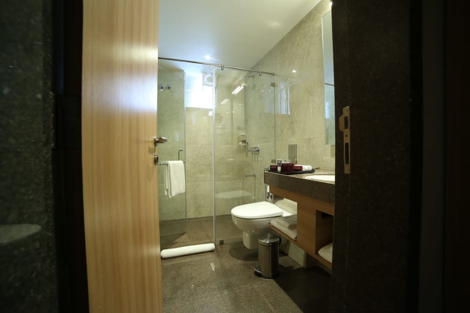 Club Room | Bathroom | Shower, free toiletries, towels
