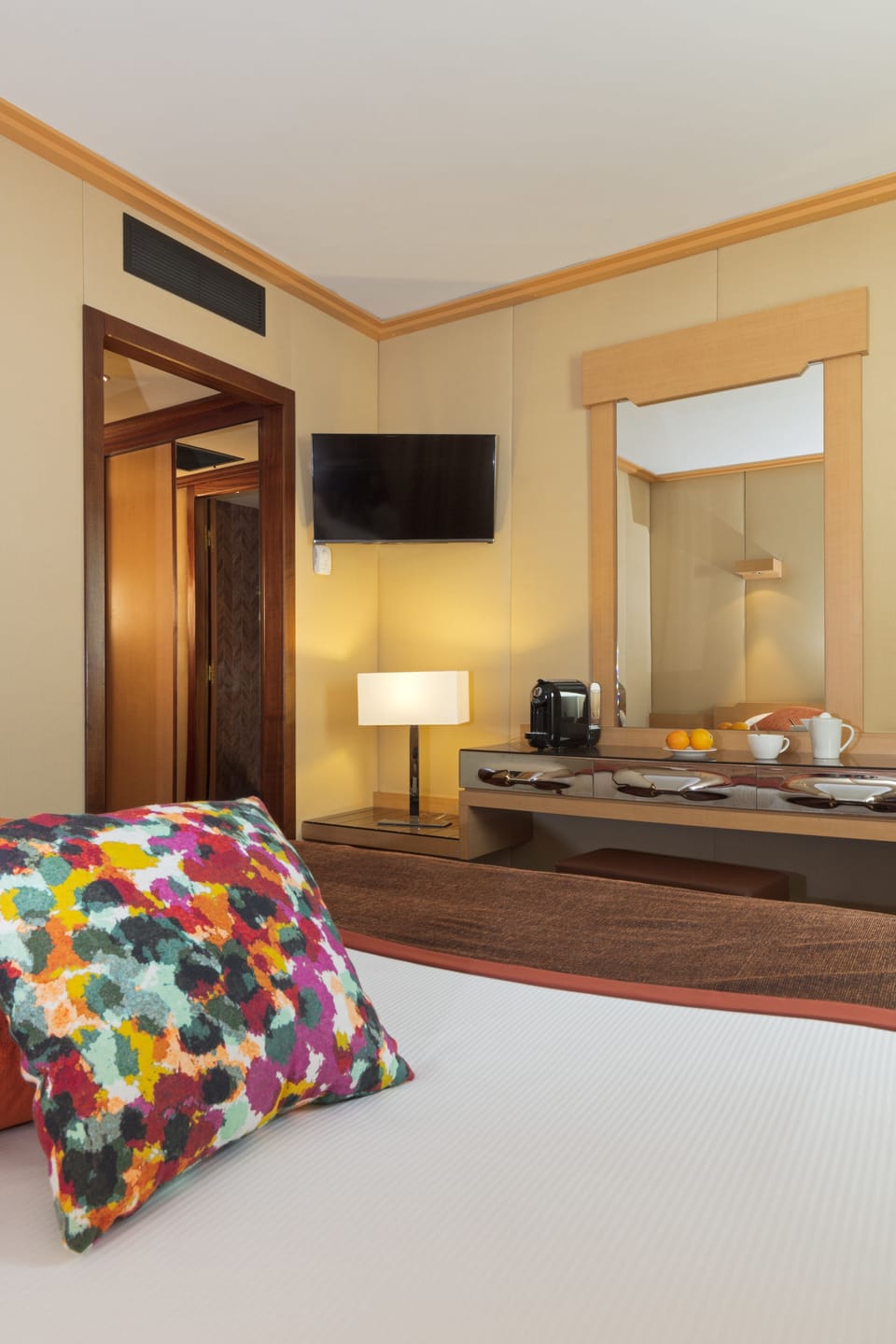 Desk, laptop workspace, soundproofing, free WiFi