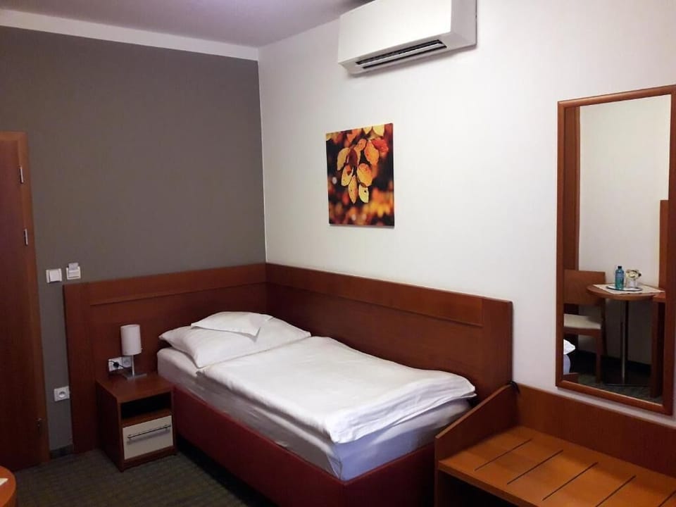 Single Room | Bathroom | Shower, deep soaking tub, free toiletries, hair dryer