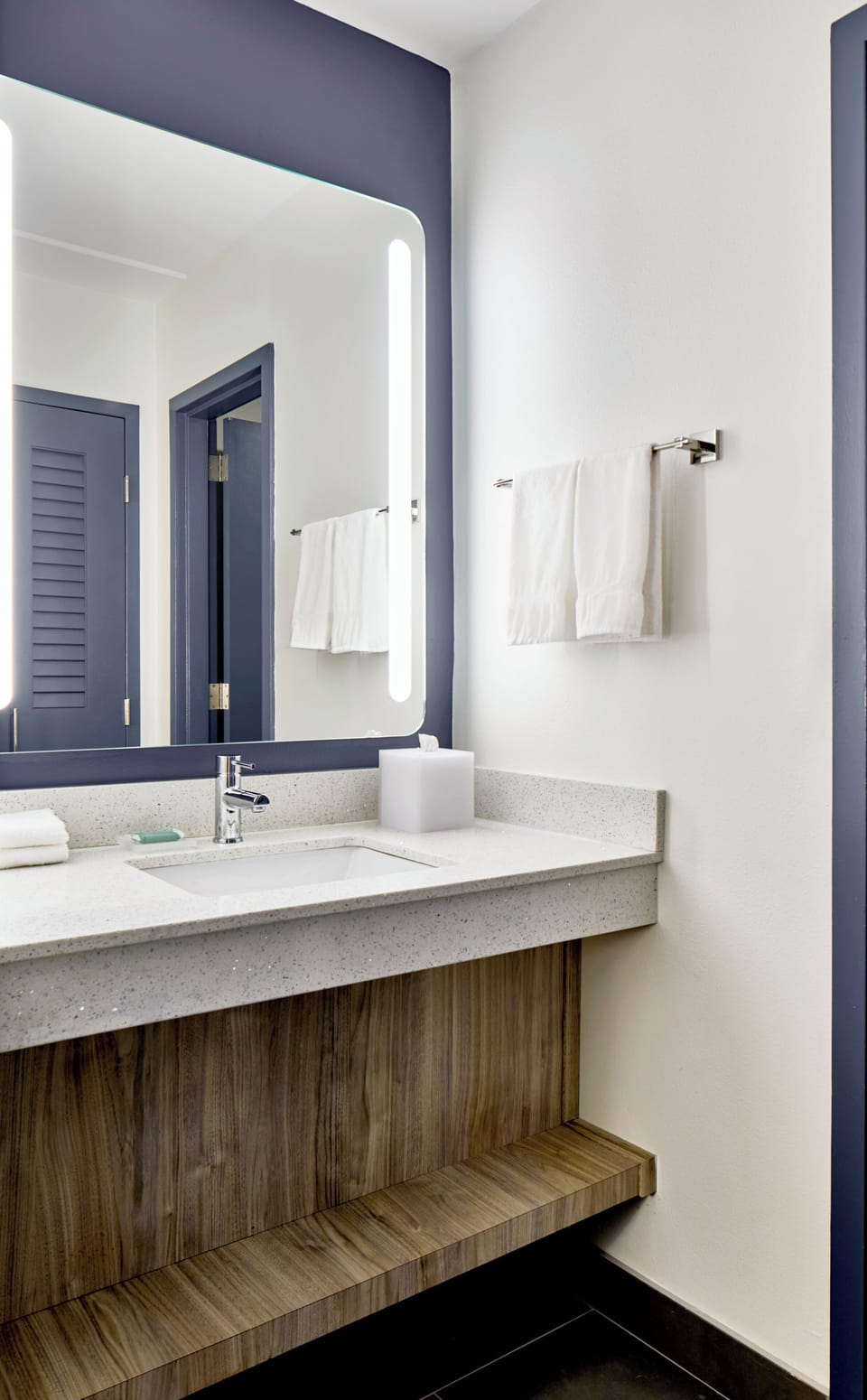 Combined shower/tub, free toiletries, hair dryer, towels