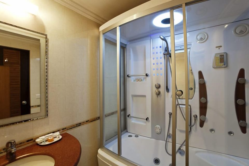 Combined shower/tub, free toiletries, towels