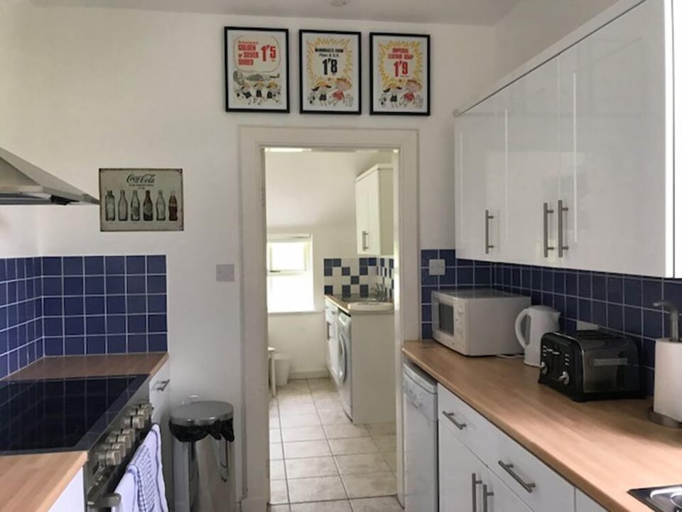 Full-size fridge, microwave, oven, stovetop
