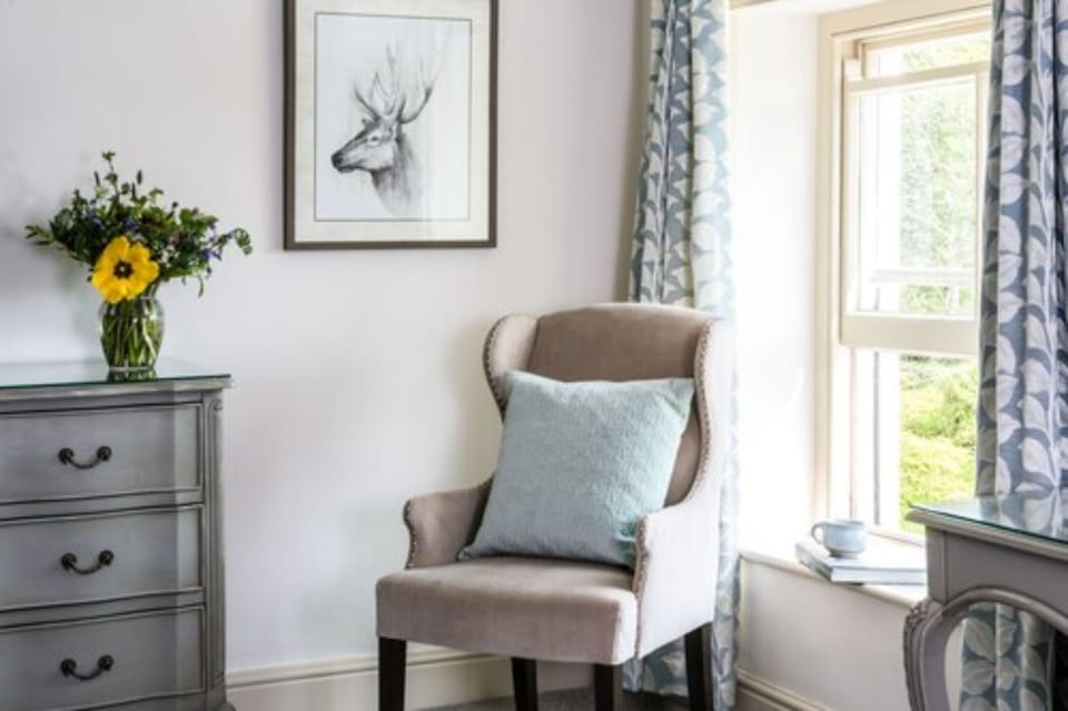 Twin Room | Living area | TV