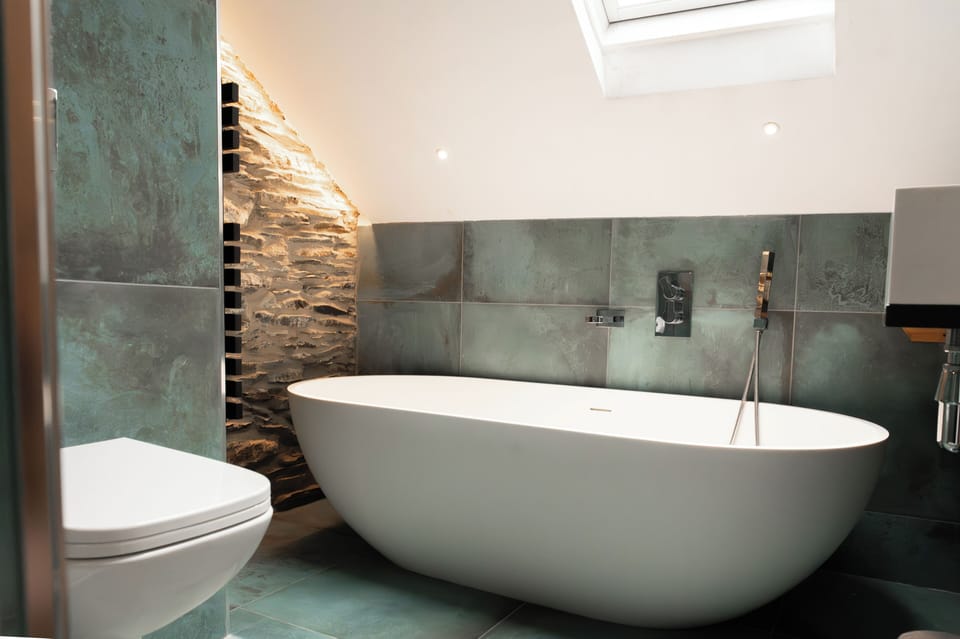 Superior Twin Room | Bathroom | Shower, designer toiletries, hair dryer, towels