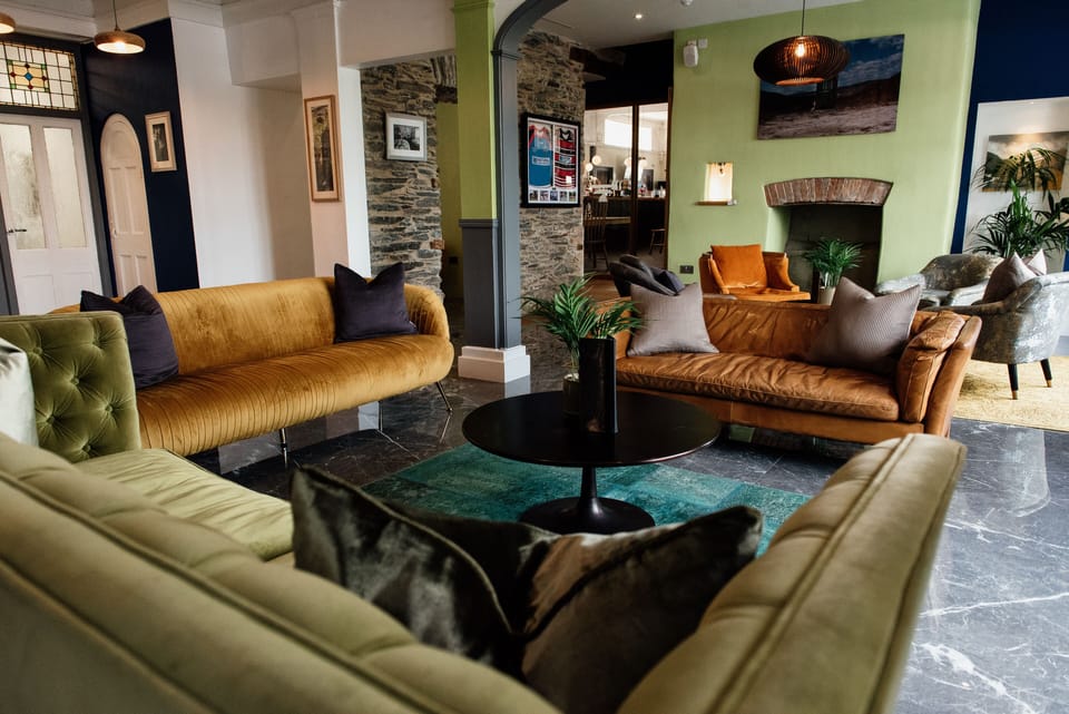 Lobby lounge