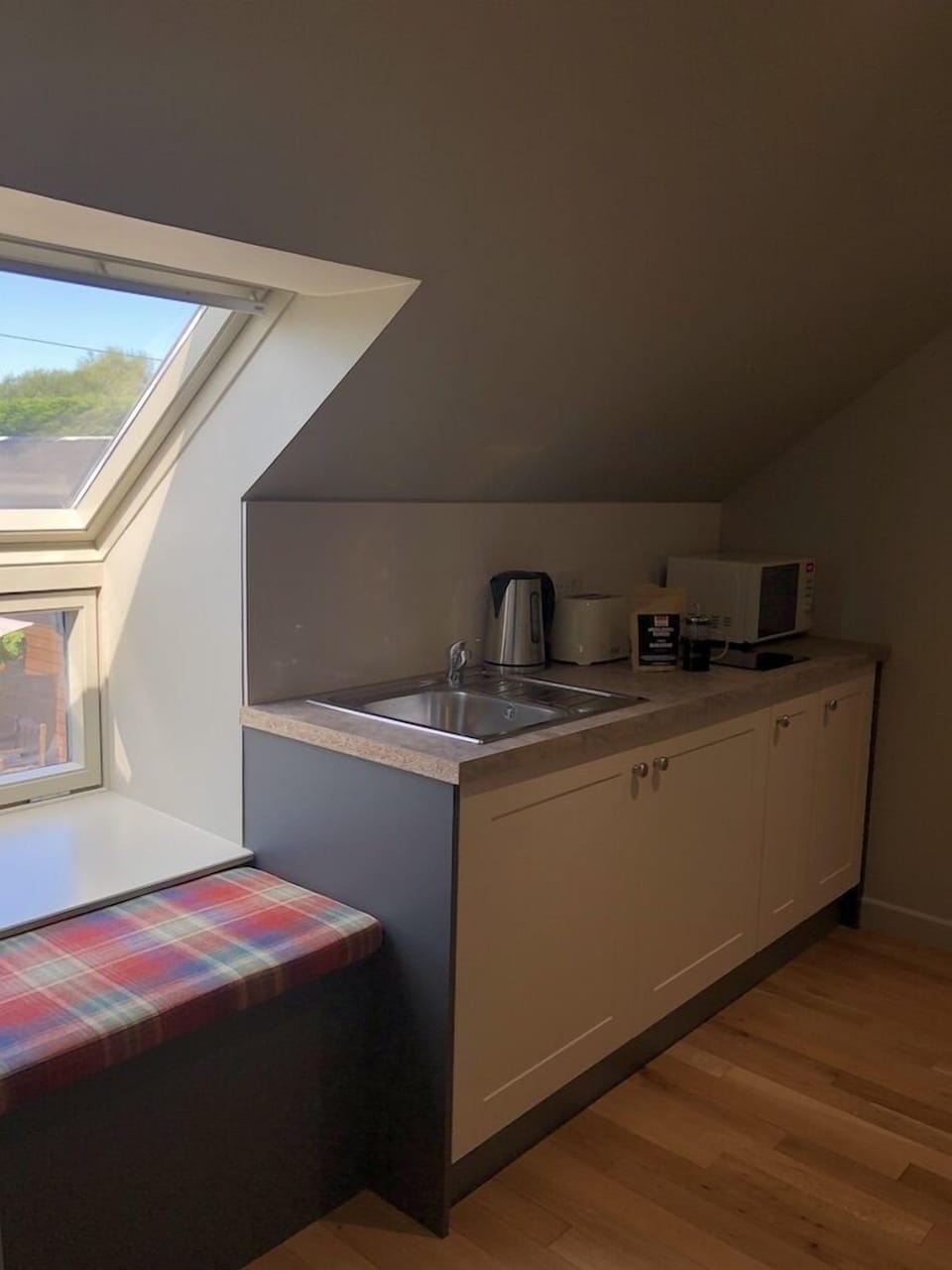 Deluxe Suite | Private kitchen | Coffee/tea maker, electric kettle