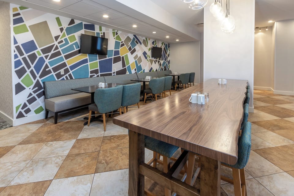 2 restaurants, breakfast served