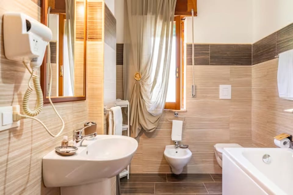 Standard Triple Room, 1 Bedroom, Bathtub | Bathroom | Shower, free toiletries, hair dryer, bidet