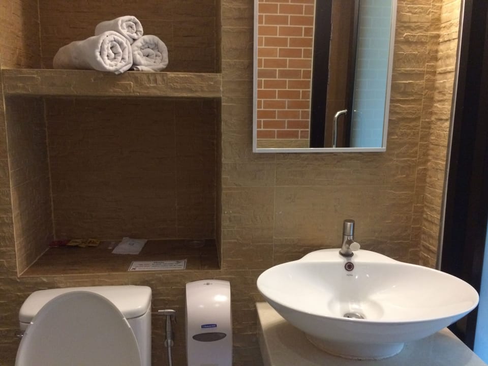 Family Room, 3 Bedrooms | Bathroom sink