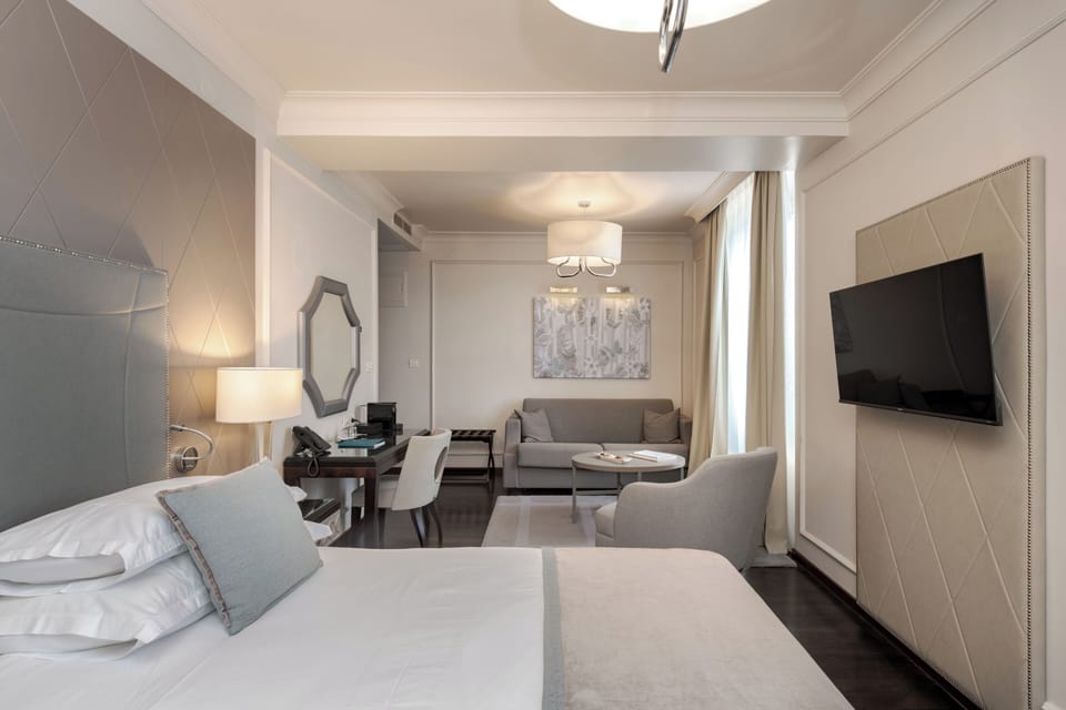 Deluxe Room | Down comforters, minibar, in-room safe, desk