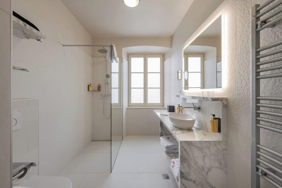 Superior Twin Room | Bathroom | Free toiletries, hair dryer, bathrobes, slippers