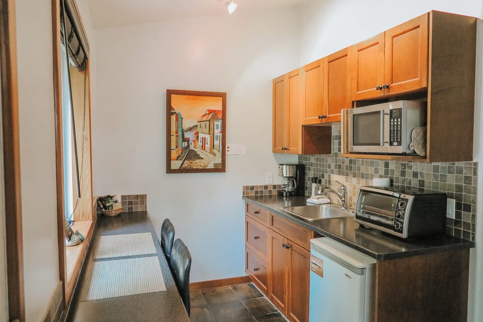 Sunset Studio Suite, 1 Queen Bed, Garden View | Private kitchen | Coffee/tea maker, electric kettle, paper towels