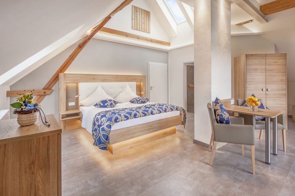 Suite | Desk, soundproofing, cribs/infant beds, WiFi