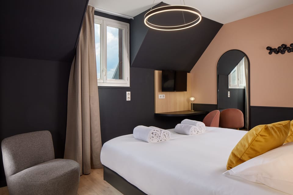 Premium bedding, in-room safe, individually decorated