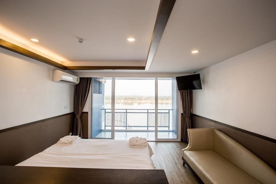 Executive Double Room | In-room safe, desk, laptop workspace, blackout drapes
