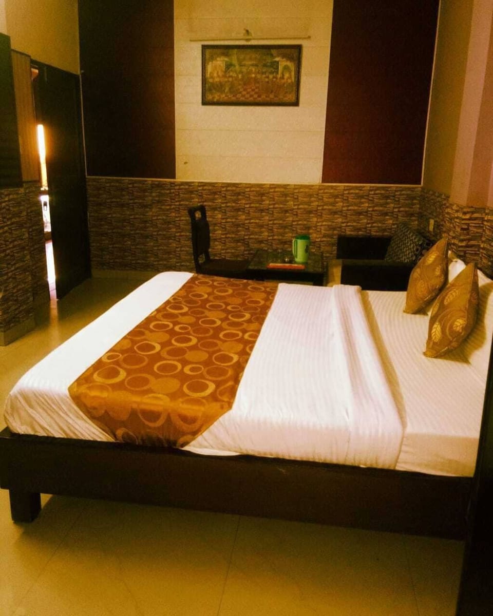 Deluxe Room | Desk, rollaway beds, free WiFi