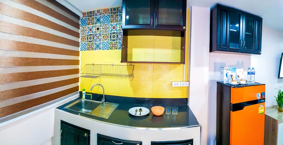 Full-size fridge, electric kettle, cookware/dishes/utensils