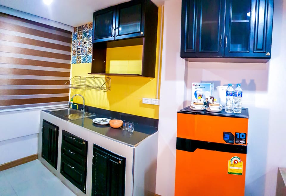 Full-size fridge, electric kettle, cookware/dishes/utensils