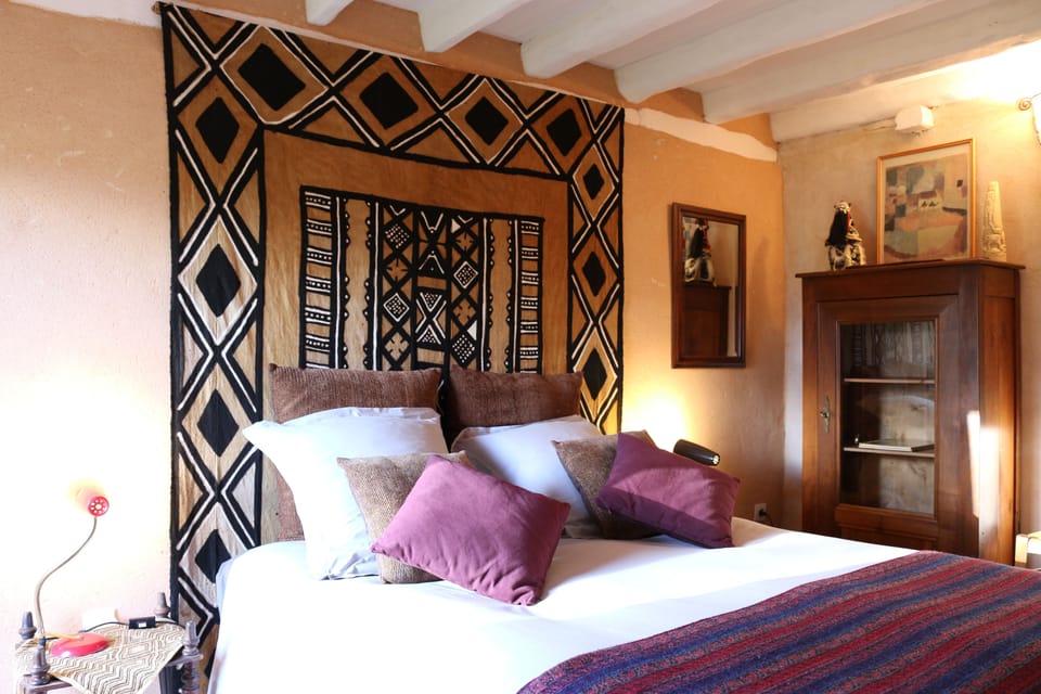 Premium bedding, down comforters, minibar, desk