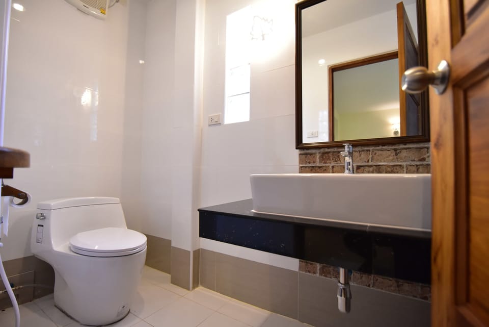Deluxe Bungalow | Bathroom | Shower, free toiletries, bidet, towels