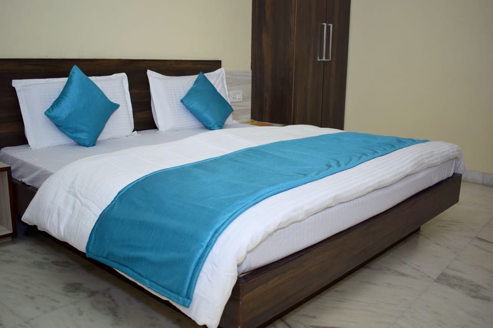 Basic Room, 1 Double Bed | In-room safe, desk, soundproofing, WiFi (free)