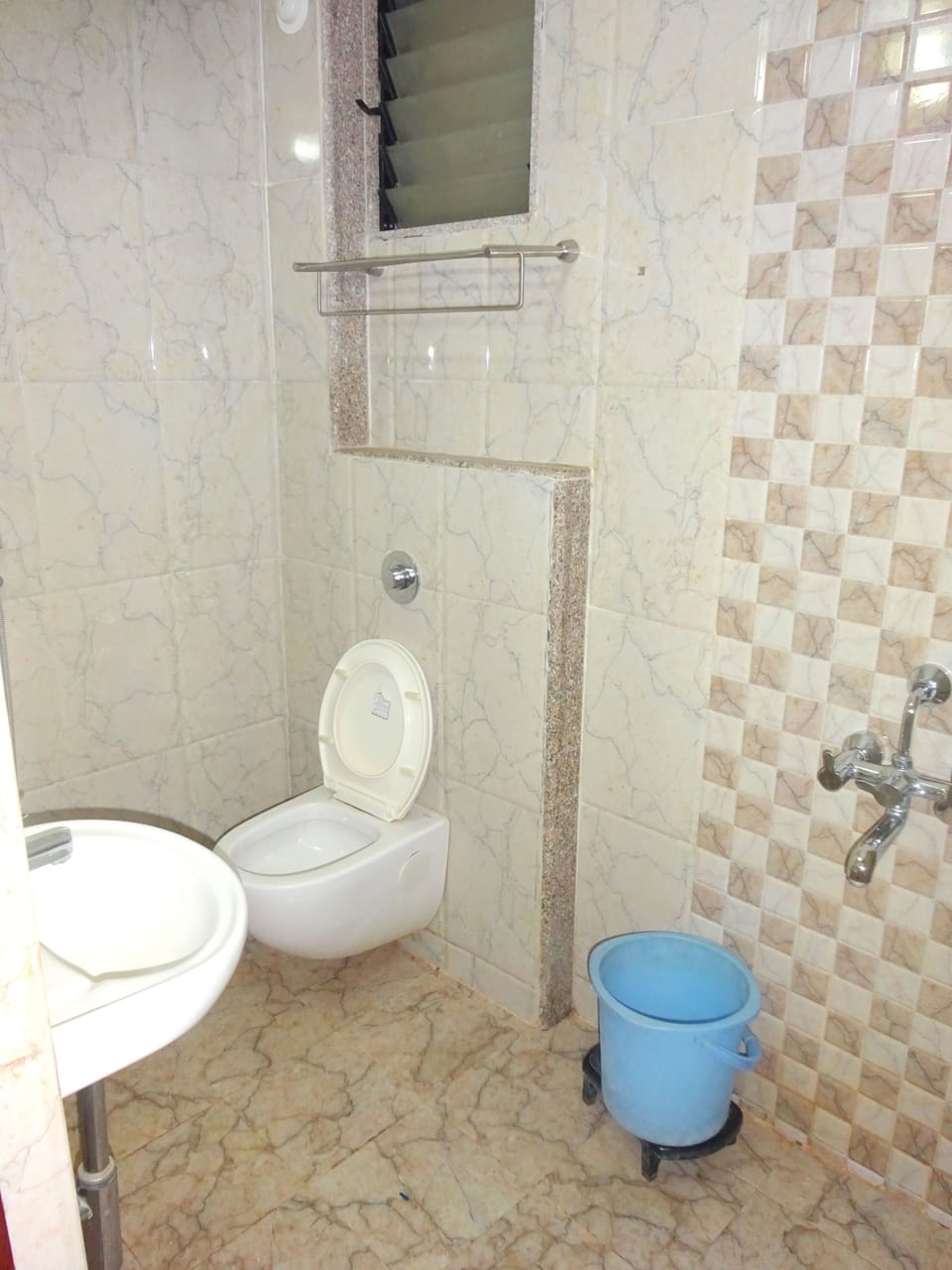 Combined shower/tub, free toiletries, towels
