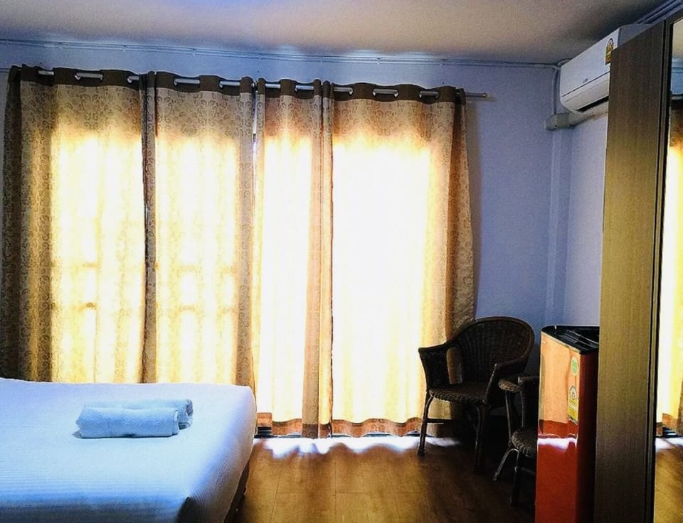 Minibar, free WiFi, bed sheets