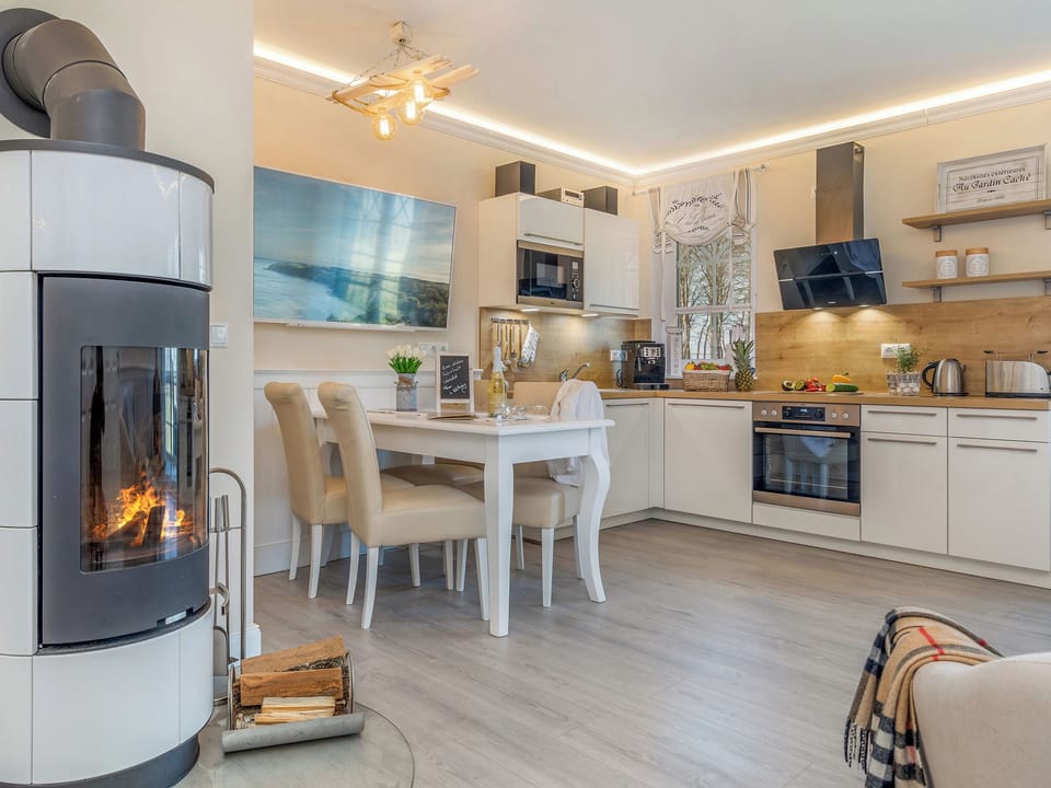 Flat-screen TV, fireplace, heated floors