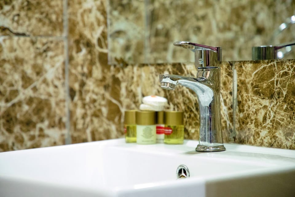 Shower, free toiletries, towels