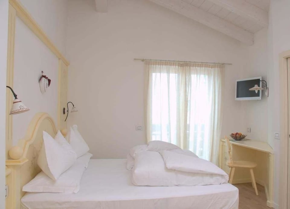 Minibar, in-room safe, free WiFi
