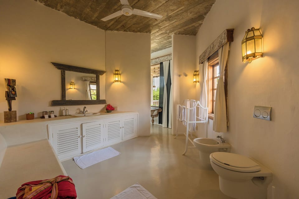 Royal Suite | Bathroom | Shower, free toiletries, hair dryer, bathrobes