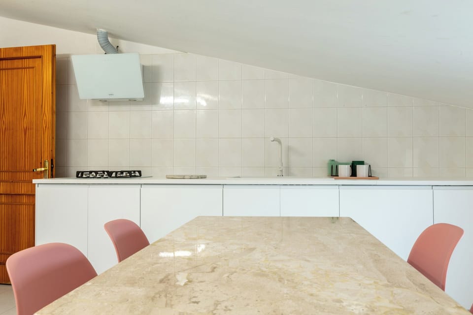 Comfort Apartment, 2 Bedrooms, Balcony, City View | In-room dining