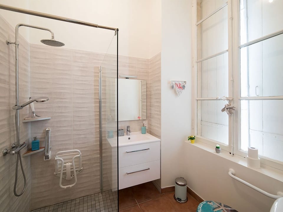 Family Suite, Accessible, Private Bathroom (suite 4 etoiles) | Bathroom