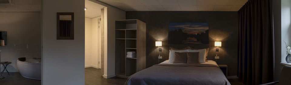 Suite, Jetted Tub | Premium bedding, desk, soundproofing, iron/ironing board