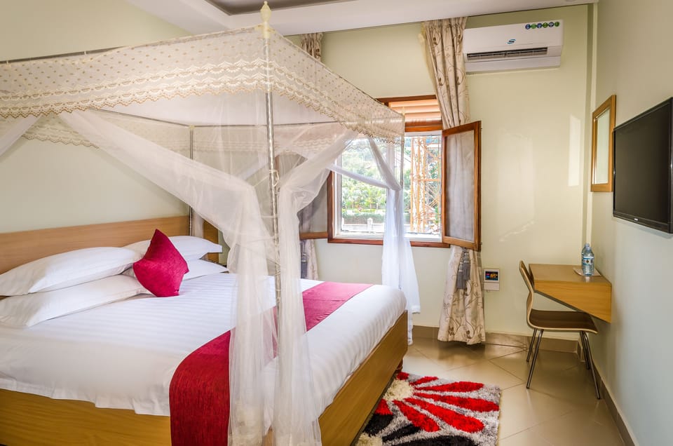 Executive Suite | In-room safe, desk, soundproofing, free cribs/infant beds