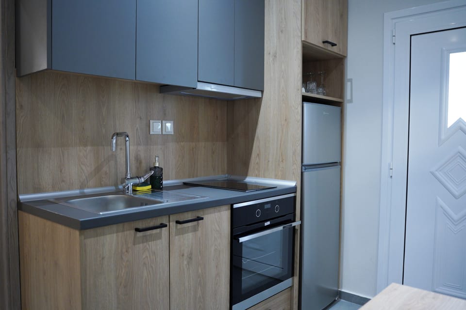 Deluxe Townhome | Private kitchen | Mini-fridge
