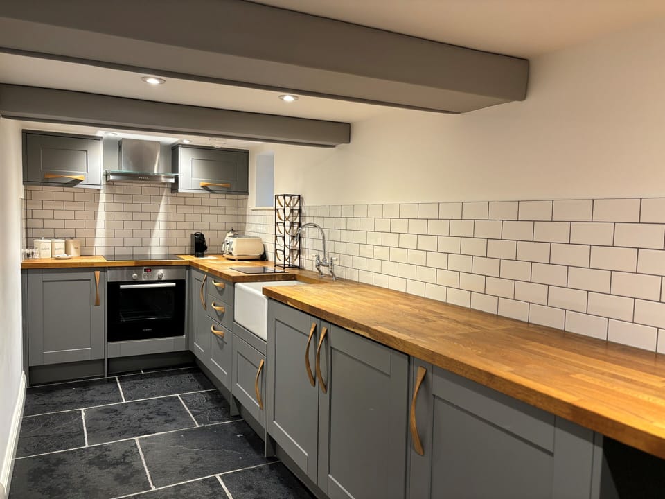 Luxury Studio Suite, 1 Queen Bed, Kitchen, Garden View (Apartment) | Private kitchen | Coffee/tea maker, electric kettle