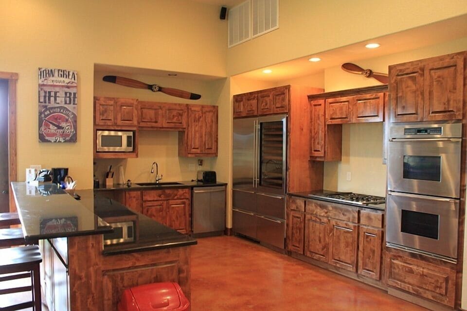 Lapham's Lodge | Private kitchen | Microwave, coffee/tea maker
