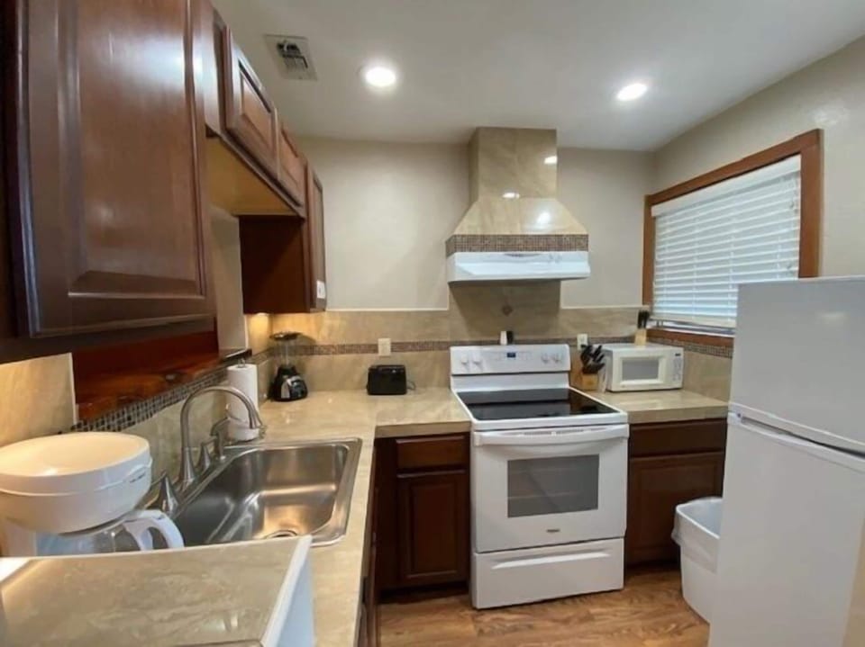 Bunkhouse | Private kitchen | Microwave, coffee/tea maker