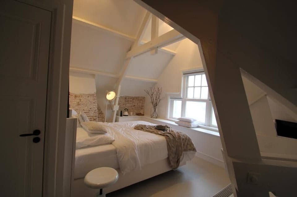 Deluxe Double Room (Station West) | Minibar, individually decorated, individually furnished, desk