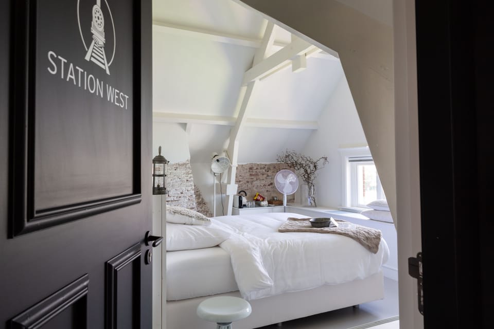 Deluxe Double Room (Station West) | Minibar, individually decorated, individually furnished, desk