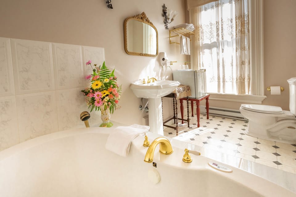 Deluxe Room, 1 King Bed, Non Smoking, Bathtub | Bathroom | Free toiletries, hair dryer, towels