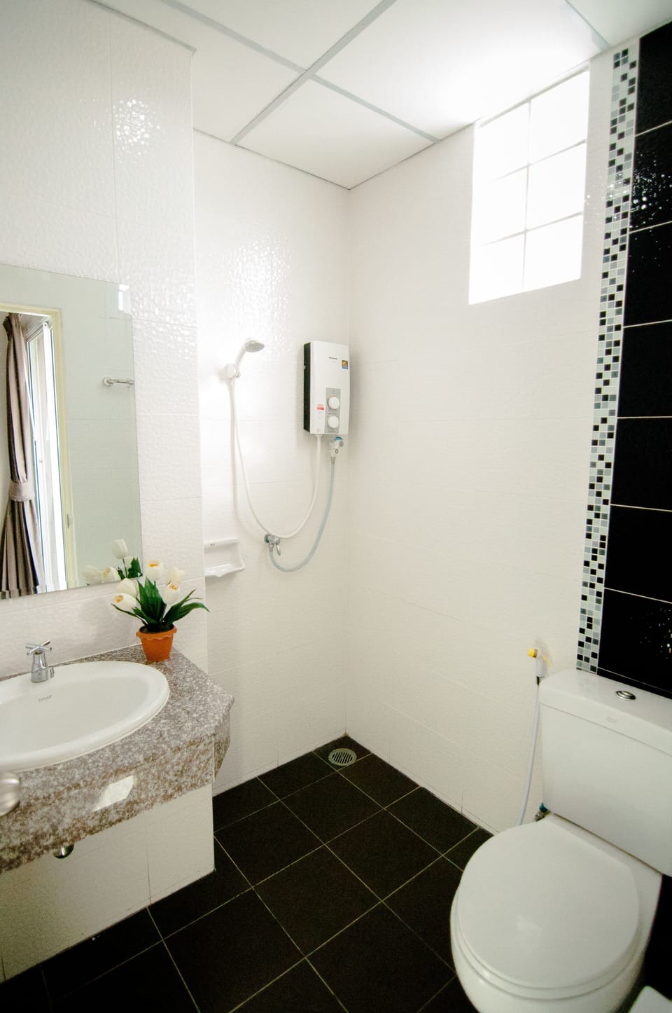 Shower, free toiletries, towels